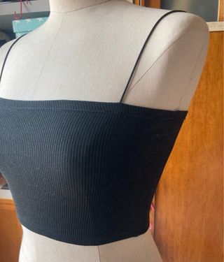 Top negro canalé tirante fino