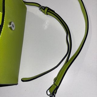 Bolso verde con asas anudadas