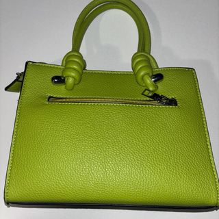 Bolso verde con asas anudadas