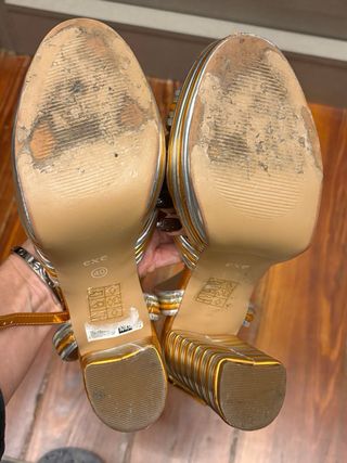 Sandalias EXE doradas y plateadas toque naranja