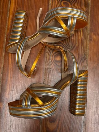 Sandalias EXE doradas y plateadas toque naranja