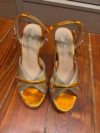 Sandalias EXE doradas y plateadas toque naranja
