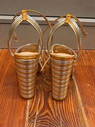 Sandalias EXE doradas y plateadas toque naranja