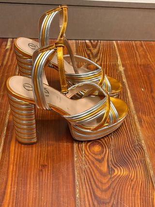 Sandalias EXE doradas y plateadas toque naranja