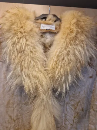 Abrigo de pelo beige y blanco