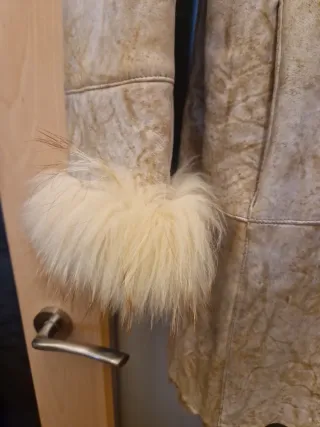 Abrigo de pelo beige y blanco