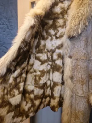 Abrigo de pelo beige y blanco