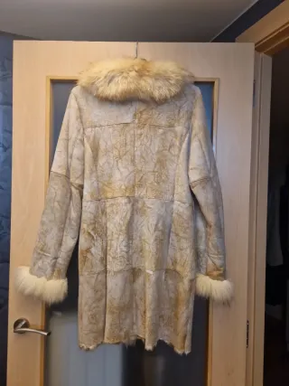 Abrigo de pelo beige y blanco