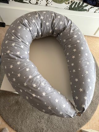 Cojín de lactancia gris con estrellas