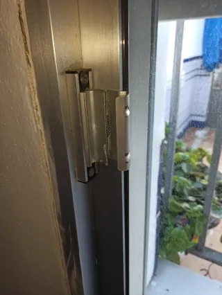 Ventana aluminio plateado