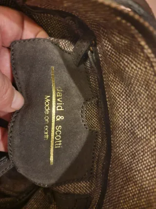 Borsa in camoscio marrone con dettagli oro