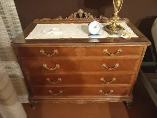 Cómoda de madera con tapa de cristal