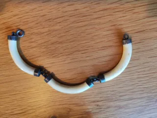 Pulsera hueso tallado beige y plata