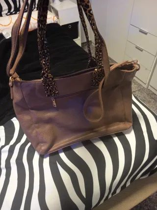 Bolso grande marrón con estampado animal