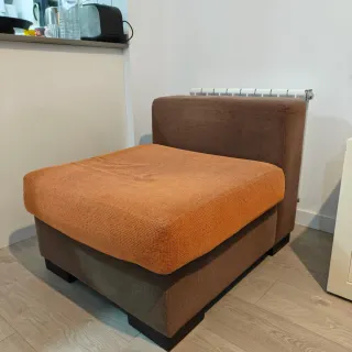 Puf de tela marrón y naranja