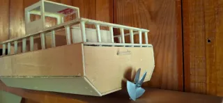 Maqueta de barco de madera