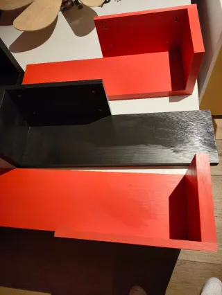 Estanterías de madera rojas y negras