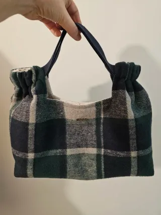 Bolso Artesanal de cuadros verde y azul.
