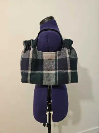 Bolso Artesanal de cuadros verde y azul.