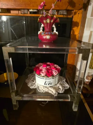 Mesa auxiliar acrílico y cristal