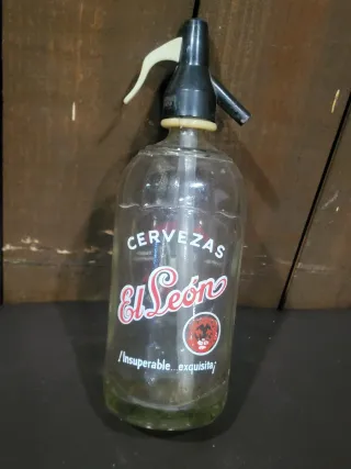 Sifón antiguo golosin y cervezas el león.