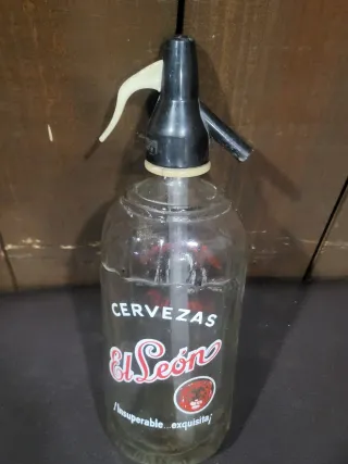 Sifón antiguo golosin y cervezas el león.