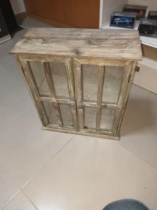 Mueble de madera con puertas de cristal
