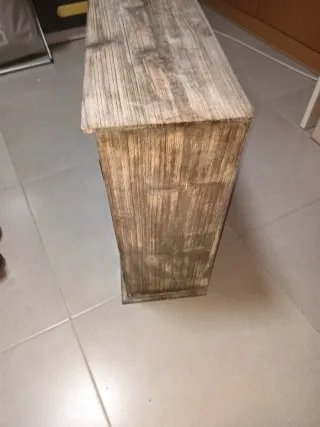 Mueble de madera con puertas de cristal