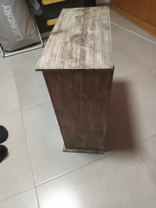 Mueble de madera con puertas de cristal