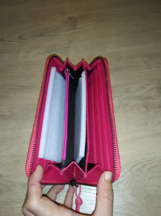 Cartera roja con cremallera