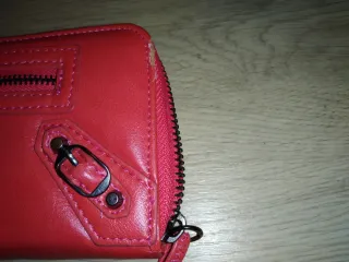 Cartera roja con cremallera