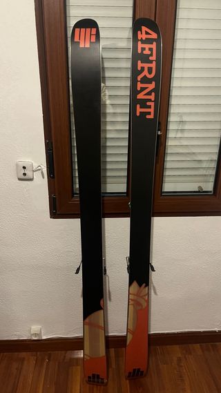 Esquís 4Front con fijaciones Marker