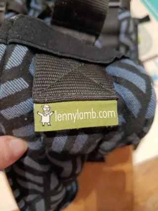 Mochila portabebés con estampado geométrico