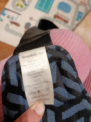 Mochila portabebés con estampado geométrico