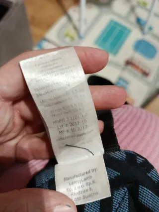 Mochila portabebés con estampado geométrico