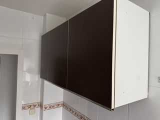 Armarios de cocina madera marrón y blanco antiguos