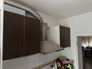 Armarios de cocina madera marrón y blanco antiguos