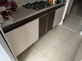 Armarios de cocina madera marrón y blanco antiguos