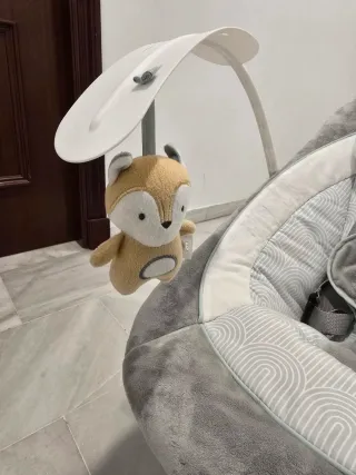 Hamaca para bebé gris y blanca.