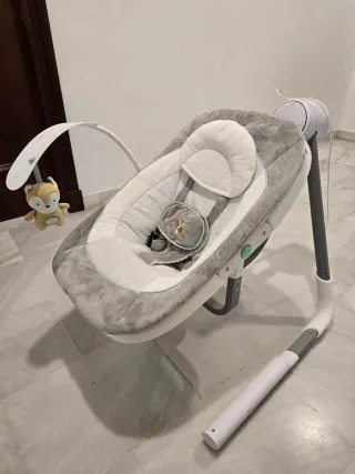 Hamaca para bebé gris y blanca.