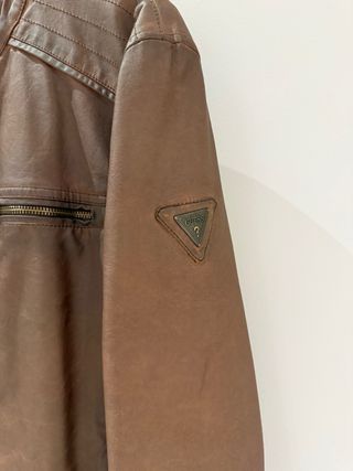 Cazadora de cuero Guess