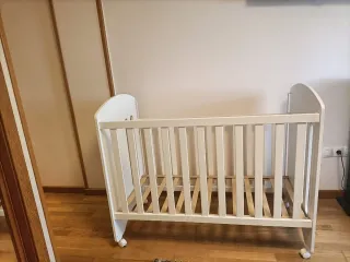 Cuna de bebé blanca de madera