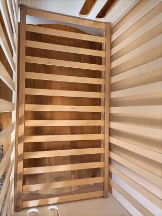 Cuna de bebé blanca de madera