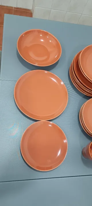 Vajilla naranja de cerámica ikea