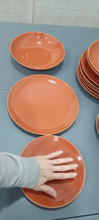 Vajilla naranja de cerámica ikea