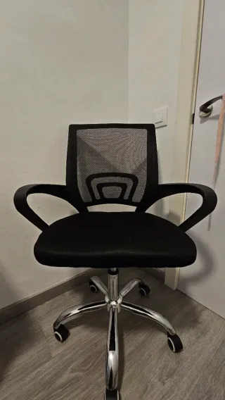Silla ergonómica de oficina con ruedas como nueva