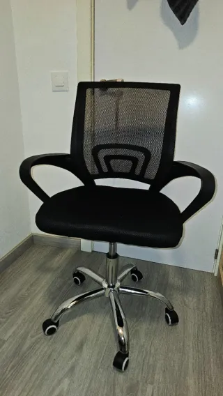 Silla ergonómica de oficina con ruedas como nueva