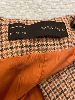 Abrigo Zara cuadros beige y marrón