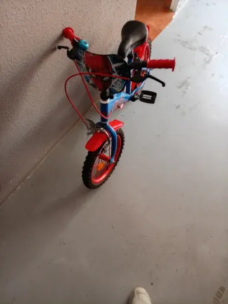 Bicicleta infantil Spiderman con ruedines