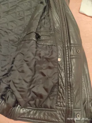 Cazadora de piel negra